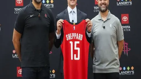 “红牌判罚引发安东尼公正性讨论，球迷质疑裁判标准”